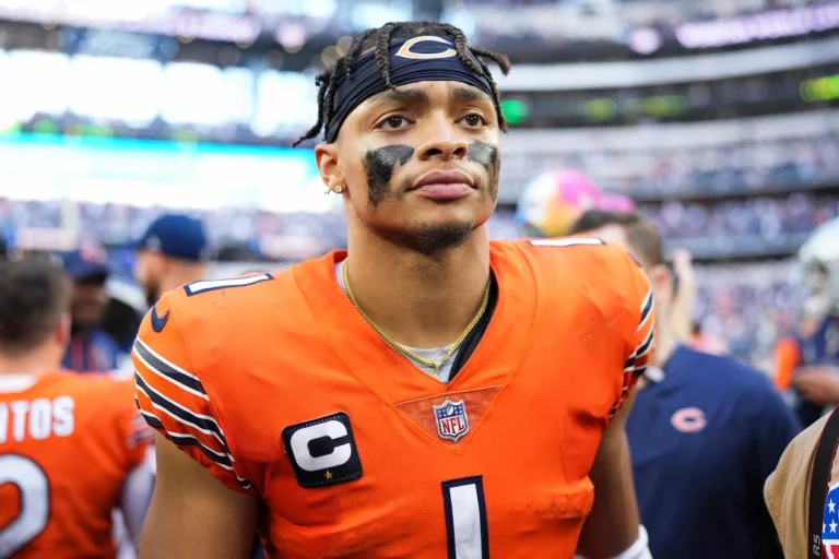FULL SHOW: Bears Declared Offseason Winners, Justin Fields Misses Claypool and Mooney, Robert Tonyan Says NFC North Is Wide Open | Sports Talk Chicago 6-26-23
